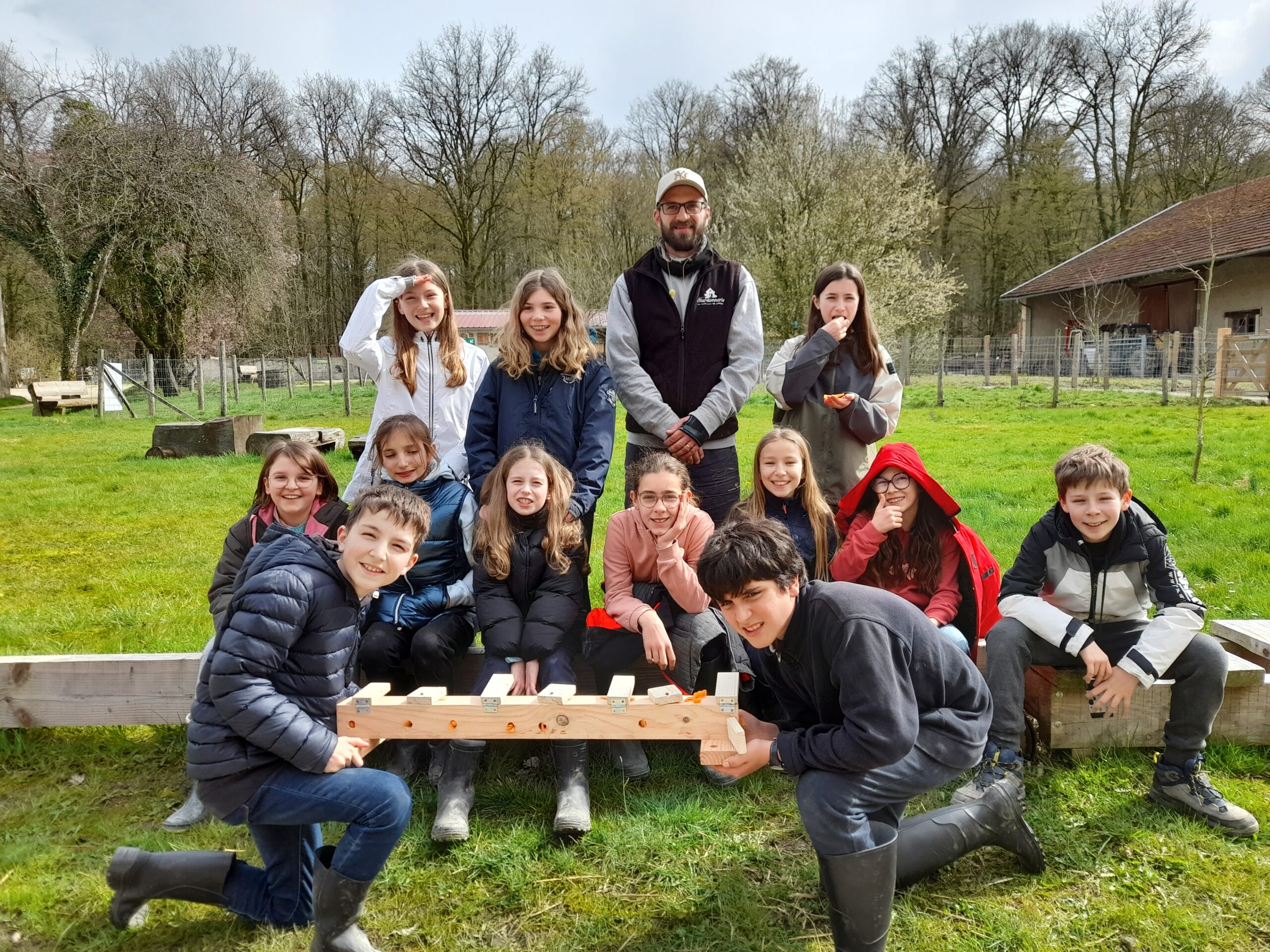 élèves de l'école de Meudon, en sortie scolaire à La Hardonnerie, souriants présentant leur travail accompli à la ferme La Hardonnerie